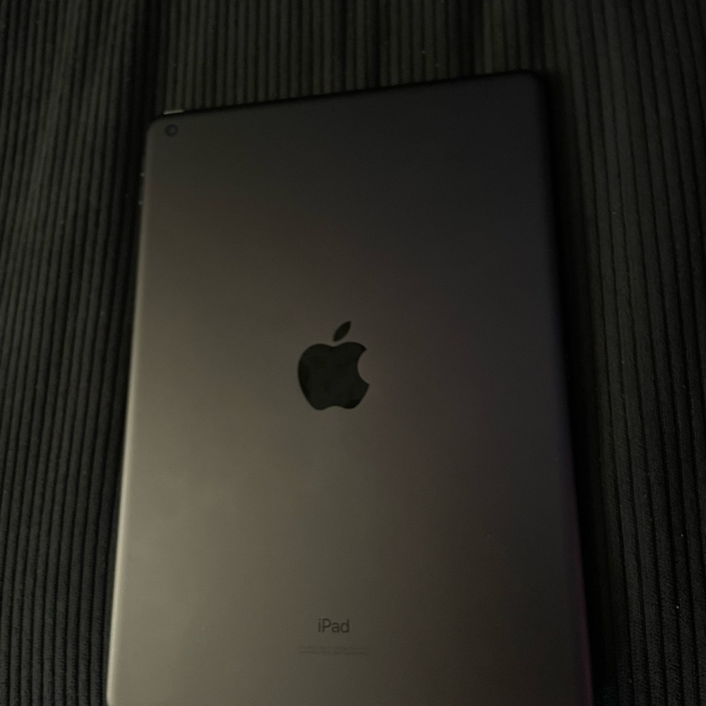 Apple iPad Gen 7th in Black